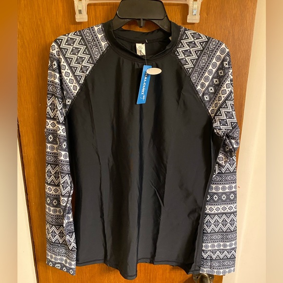 NWT Women’s Black and White Long Sleeve UV Protection Rash Guard Swim Top - Picture 9 of 15